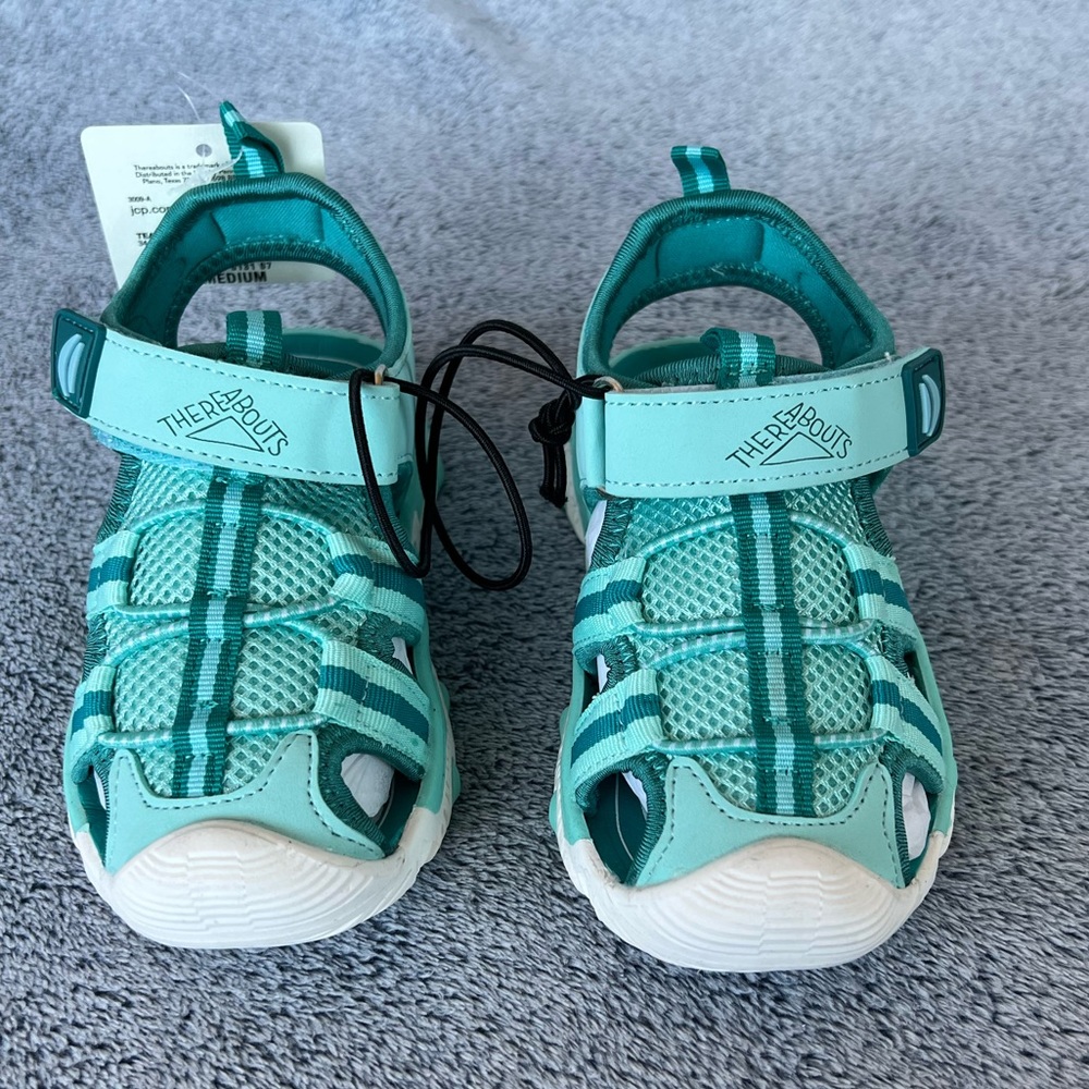 Strap sandals